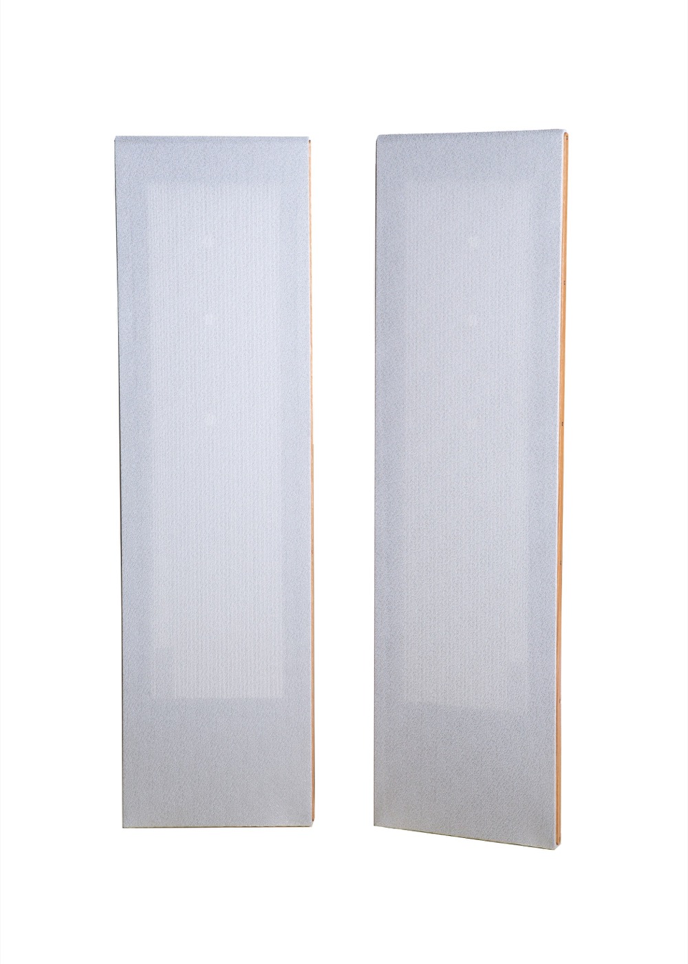 Magnepan .7 in white, a two-way quasi-ribbon panel 1,378 mm tall and 32 mm deep, $1,995 a pair