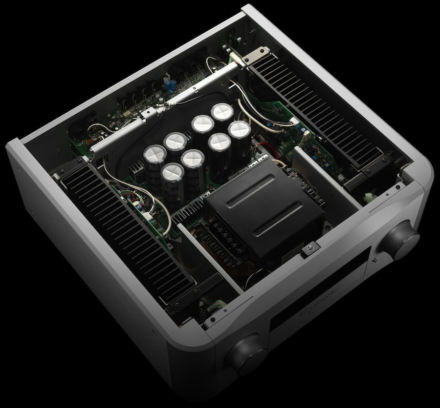 Inside the F-02: one 940 VA transformer, eight large smoothing capacitors and a heat sink for each channel