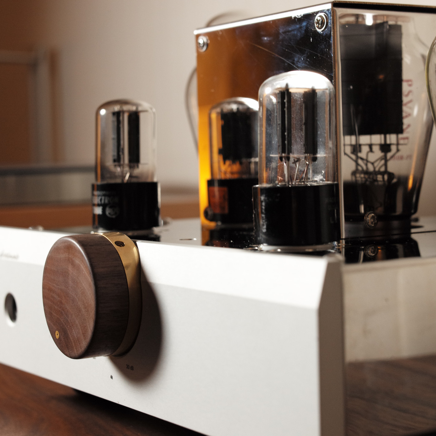 Five valves: two 300B outputs, two 6N8P drivers and a 5AR4 rectifier